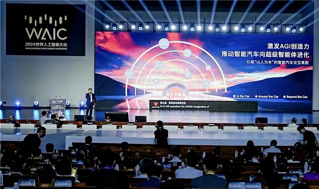 多模態(tài)大模型引領(lǐng)「以人為本」的智能汽車(chē)交互革新，商湯絕影亮相WAIC 2024